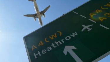 Plane approaching Heathrow 